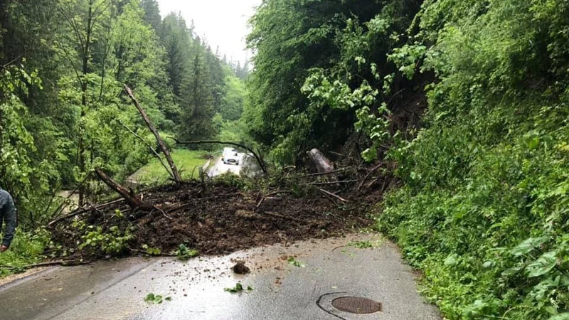 Fotografija: Cesta Prevalje–Leše je bila zaradi plazu popolnoma zaprta. FOTO: PGD Prevalje