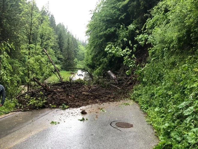 Cesta Prevalje&ndash;Leše je bila zaradi plazu popolnoma zaprta. FOTO: PGD Prevalje