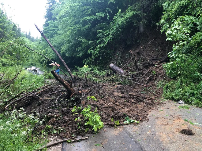 Cesta Prevalje–Leše je bila zaradi plazu popolnoma zaprta. FOTO: PGD Prevalje