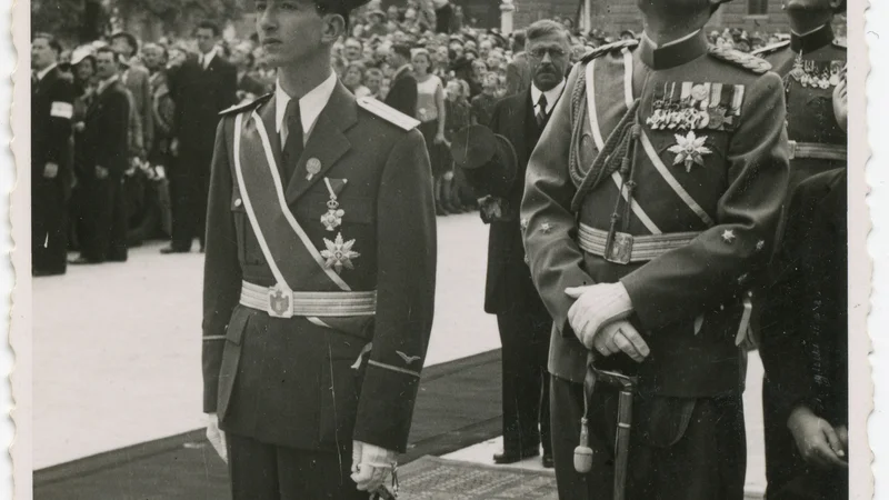 Fotografija: Peter II. Karađorđević in knez Pavle v Ljubljani ob odkritju spomenika kralja Aleksandra I. Zedinitelja septembra 1940 pred Univerzo v Ljubljani. Aleksander Karađorđević je kot regent julija 1919 podpisal Zakon o Univerzi Kraljestva Srbov, Hrvatov in Slovencev v Ljubljani. FOTO: Mestni muzej Ljubljana