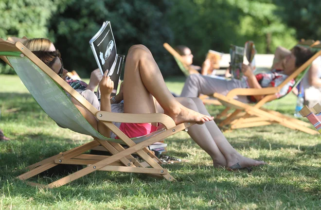 Če so bile ob prvih korakih stalno prebivališče ležernega branja krošnje v Ljubljani, je naslov zelene knjižnice vsako leto mobilnejši. FOTO: Igor Zaplatil/Delo