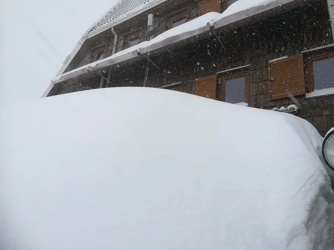 Tako visoka je bila snežna odeja včeraj zjutraj. FOTO: Jože Senica