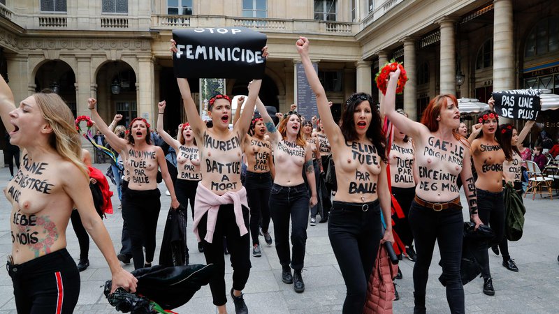 Fotografija: Pred palačo Royal v Parizu se je 60 aktivistk gibanja Femen protestno poklonilo 60-im umorjenim ženskam od začetka letošnjega leta, za kar obsojajo brezbrižnost francoske vlade. FOTO: Francois Guillot/AFP