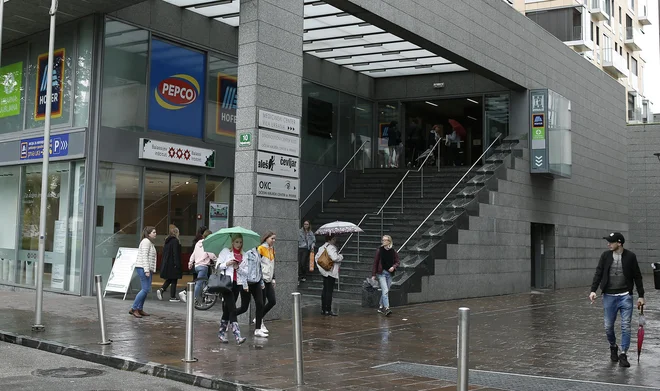 Približno mesec po odprtju trgovine Pepco na Poljanskem nasipu se je na dva kupca porušil del stropa. Foto Blaž Samec