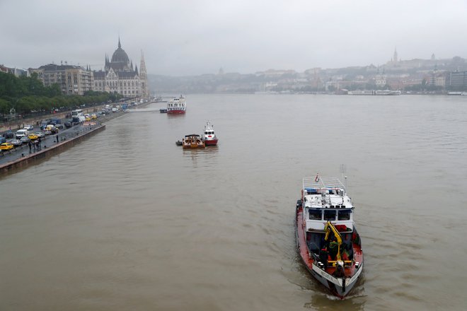 V zadnji del ladje Morska deklica je trčilo drugo veliko turistično plovilo. FOTO: Bernadett Szabo/Reuters