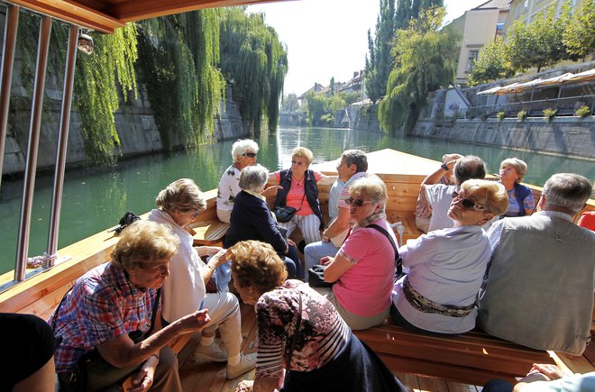 Na Ljubljanici je registriranih 18 plovil, od tega je zgolj osem aktivnih za turistične prevoze. FOTO: Matej Družnik
