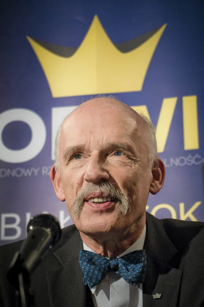 Zdaj že bivši poljski evroposlanec Janusz Korwin-Mikke je iz protesta proti menda previsokim davkom pred sedežem poljske davkarije pojedel svojo davčno napoved. FOTO: Reuters