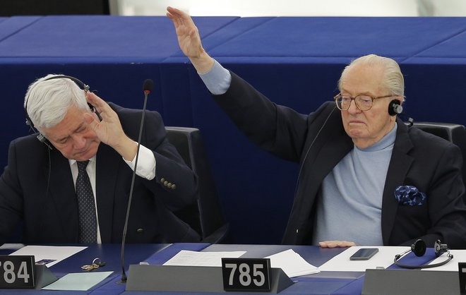 Francoska ostanka preteklosti Bruno Gollnisch (na fotografiji levo) in Jean-Marie Le Pen (desno). FOTO: Reuters