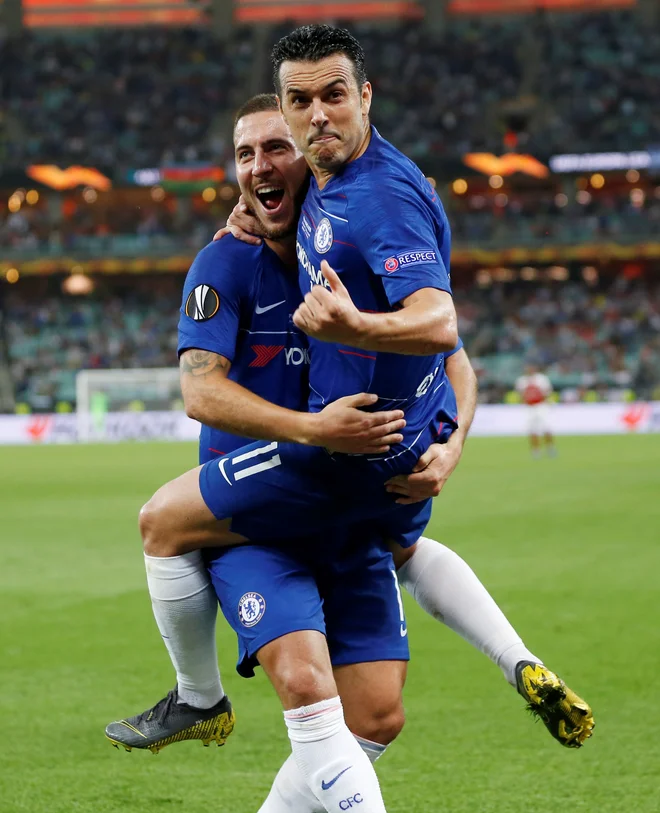 Takole sta se veselila zmage v mestnem derbiju Hazard in njegov španski soigralec Pedro. FOTO: Reuters
