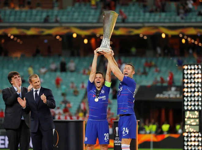 Pokal za zmago v evropski ligi sta iz rok Aleksandra Čeferina prejela Gary Cahill in Cesar Azpilicueta. FOTO: Reuters