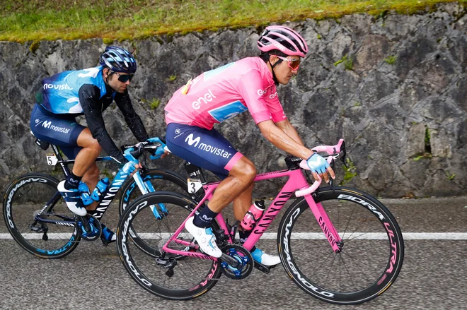 Richard Carapaz ostaja v rožnati majici. FOTO: AFP