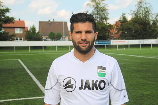 Naser Kajtazi je po rdečem kartonu izgubil živce. FOTO: Sc Greven 09