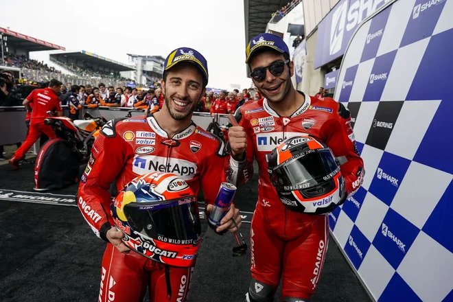Andrea Dovizioso (levo) in Danilo Petrucci pripravljata dobrošlico za Marca Marqueza. FOTO: Motogp.com