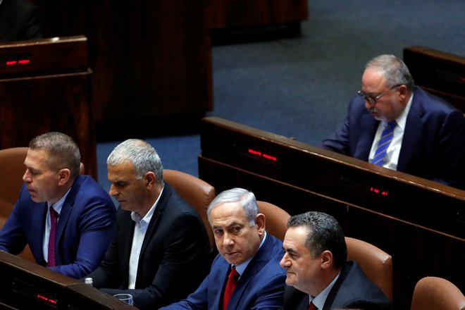 Netanjahu je v noči iz srede na četrtek razpustil svežo sestavo kneseta in se odločil za nove volitve. FOTO: REUTERS