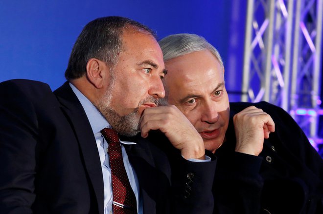 Netanjahu v družbi Avigdorja Liebermana, prijatelja, ki mu je obrnil hrbet. FOTO: Reuters