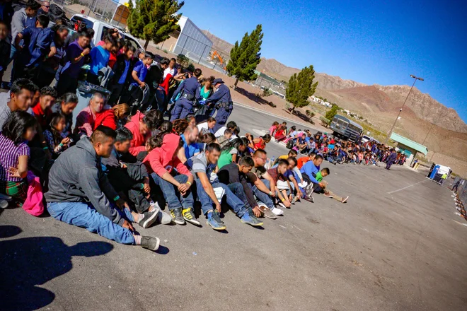 Skupina migrantov na ameriško-mehiški meji. FOTO: AFP<br />
<br />
<br />