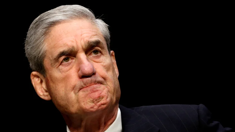 Fotografija: Muellerjeve skopo odmerjene besede na zadnjem nastopu za javnost so le še poglobile resni razkol v ameriški javnosti po zadnjih predsedniških volitvah. FOTO: REUTERS/Kevin Lamarque