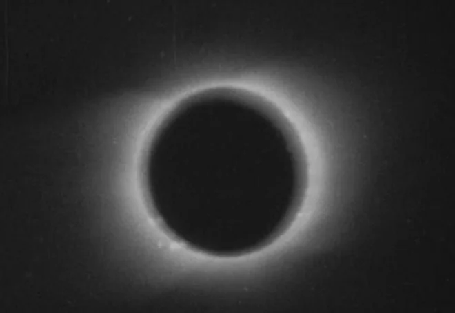 Zajem fotografije iz posnetka sončnega mrka leta 1900. FOTO: Royal Astronomical Society / BFI&nbsp;
