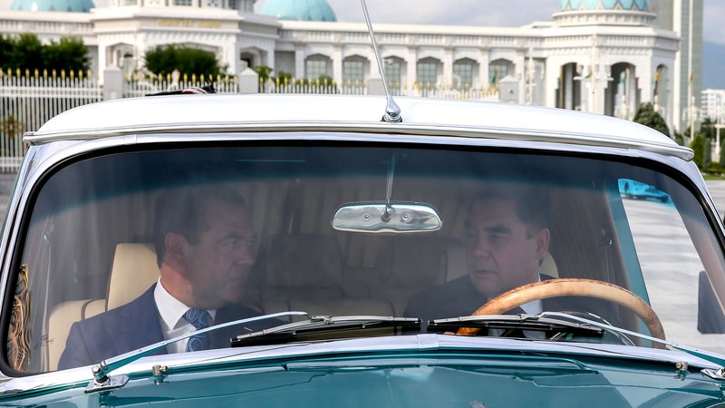 Fotografija: Turkmenski predsednik Gurbanguly Berdymukhamedov in ruski premier Dmitrij Medvedjev na vožnji z avtomobilom GAZ-21 Volga na srečanju v Ashgabatu. FOTO: Yekaterina Shtukina/AFP