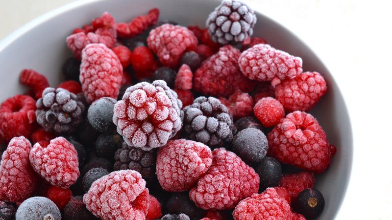 Fotografija: Če sadja ne pojemo v dnevu ali dveh, je z vidika hranil bolje, da ga zamrznemo. FOTO: Shutterstock