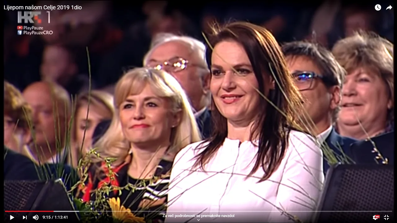 Fotografija: Katarina Karlovšek, žena župana Bojana Šrota, je marca sodelovala pri snemanju oddaje Hrvaške televizije Lijepom našom v celjski Hali Golovec. Okoli nje so člani Šrotove Celjske županove liste. FOTO: HRT