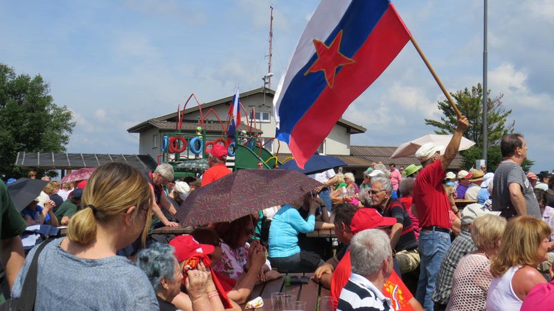 Fotografija: Tradicionalne partizanske slovesnosti se vsako leto udeleži približno tisoč ljudi. FOTO: Bojan Rajšek/Delo