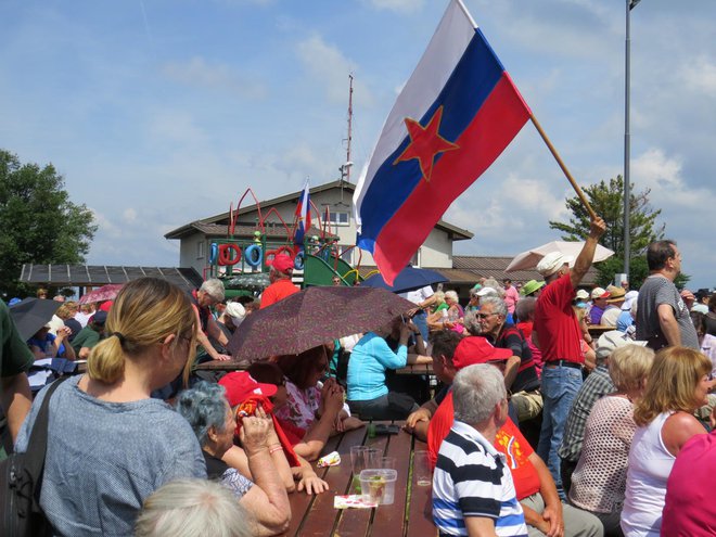 Tradicionalne partizanske slovesnosti se vsako leto udeleži približno tisoč ljudi. FOTO: Bojan Rajšek/Delo
