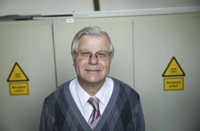 Ob vsakokratnem predpisu opioida je treba še posebej skrbno tehtati razmerje med koristmi in tveganji, poudarja Aleš Mrhar, upokojeni profesor na fakulteti za farmacijo. Foto Jože Suhadolnik