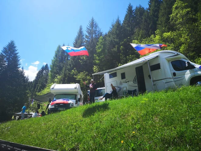 Na ciljnem vzponu na San Martino di Castrozza Rogliča čakajo številni slovenski navijači. FOTO: Nejc Grilc