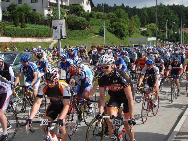 Kolesarskega maratona v Grosupljem se vsako leto udeleži velika množica kolesarjev. FOTO: Bojna Rajšek/Delo