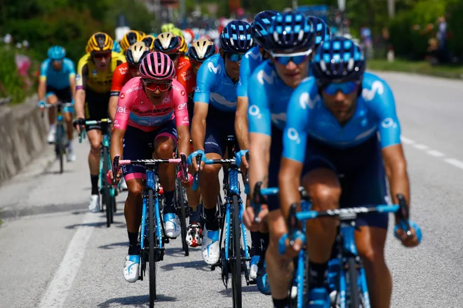 Kolesarji ekipe Movistar od štarta režejo zrak svojemu kapetanu Richardu Carapazu. FOTO: AFP