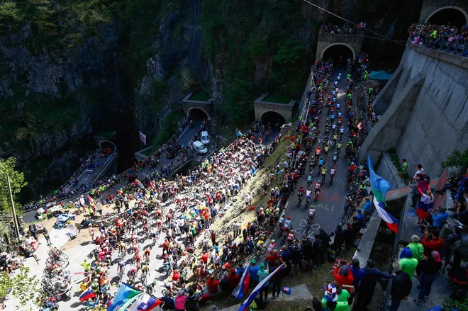 Slovenski navijači na vzponu na prelaz San Boldo. FOTO: AFP