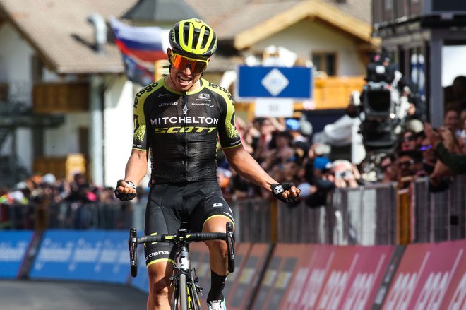 Esteban Chaves je slavil svojo tretjo etapno zmago na Giru, po eno etapo je dobil leta 2016 in 2018. FOTO: AFP