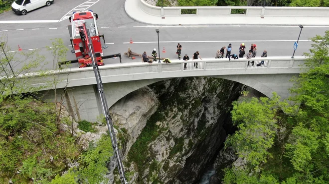 Sobotna iskalna akcija, ki poteka pod vodstvom PP Bovec, je bila popoldne ponovno prekinjena in se ponovno nadaljevala danes zjutraj. FOTO: PU Nova Gorica