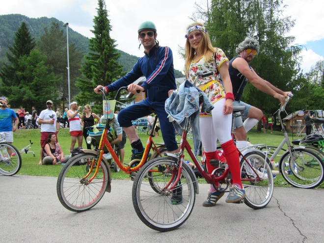 Že tako atraktivni prireditvi daje dodatno draž tudi ekstravagantna kostumografija kolesarjev. FOTO: Blaž Račič