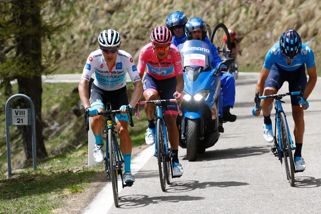 Miguel Angel Lopez, Richard Carapaz in Mikel Landa so napadli na vzponu na prelaz Manghen, a sta jih Roglič in Nibali ujela v spustu. FOTO: AFP