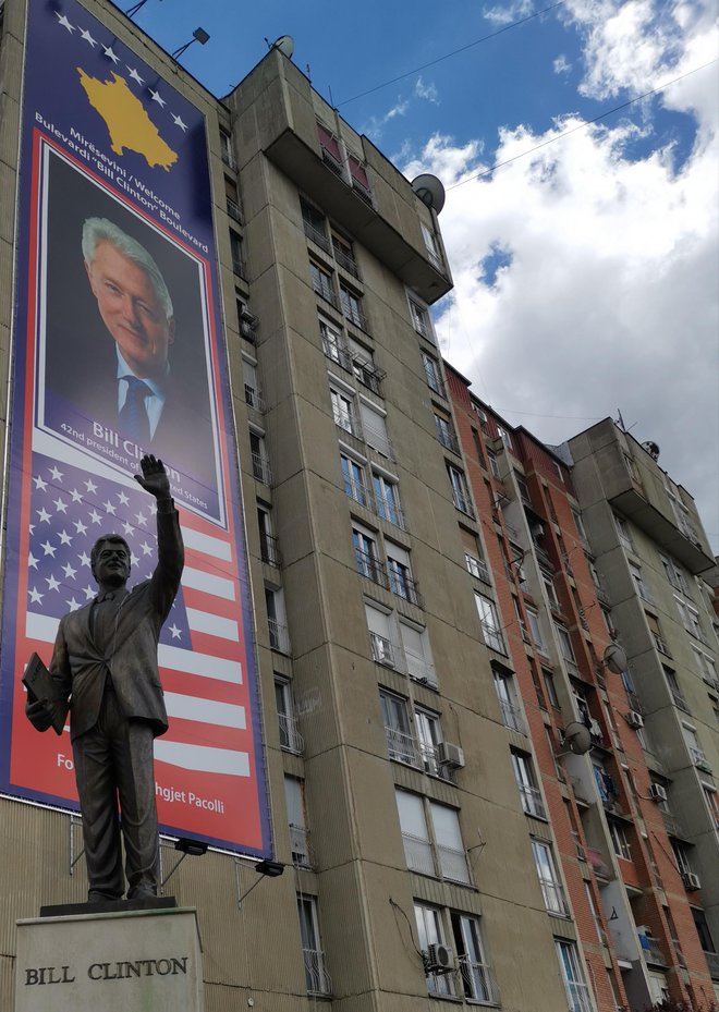 Na eni glavnih avenij v Prištini spomenik Billu Clintonu, predsedniku ZDA v času, ko je nato bombardiral Srbijo in Kosovo. Foto Milena Zupanič