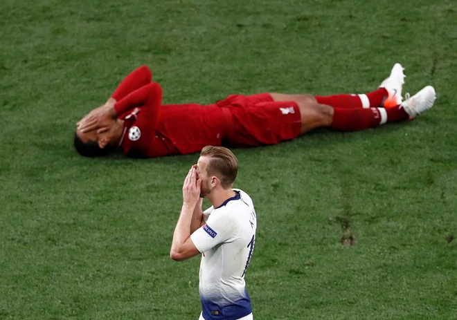 FOTO: Oba si z dlanmi pokrivata obraz - Virgil van Dijk od veselja, Harry Kane od žalosti. FOTO: Sergio Perez/Reuters