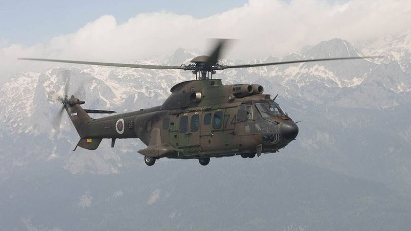 Fotografija: Pokojno je z gore odpeljal vojaški helikopter. FOTO: Slovenska vojska