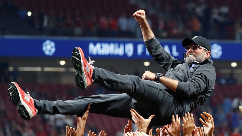 Fotografija: Jürgen Klopp je bil glavni junak Liverpoolovega slavja v Madridu. Objemali so ga igralci, njegovi pomočniki in vsi ljudje iz vodstva kluba, ki najbolje vedo, kako je Kloppu odleglo po vseh finalnih porazih. FOTO: Reuters