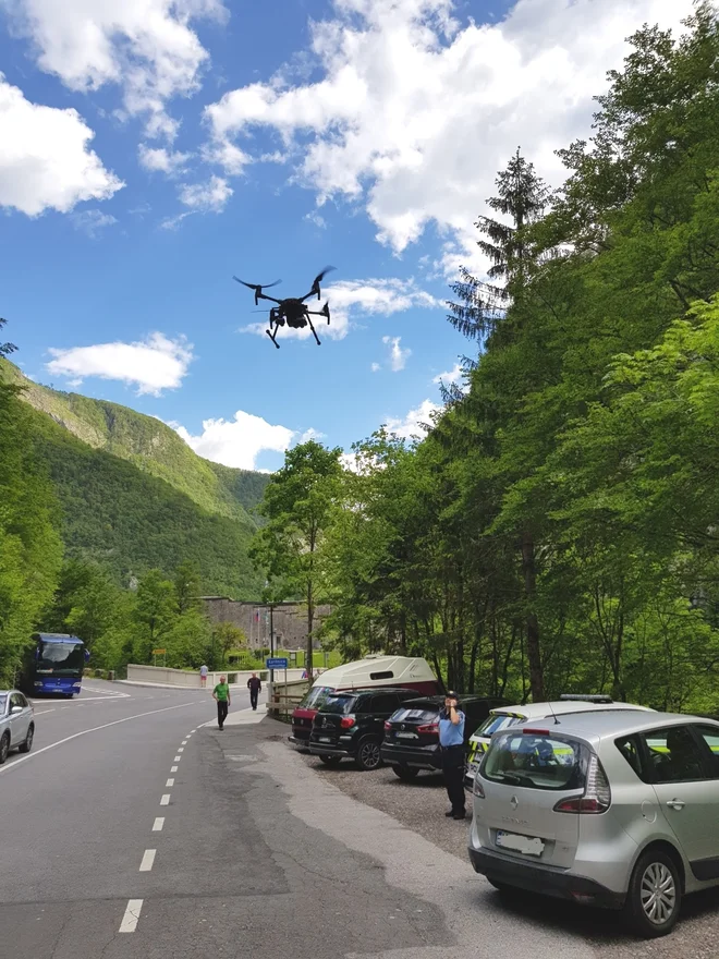 Pri iskanju si pomagajo tudi z brezpilotnimi letalniki. FOTO: Pu Nova Gorica