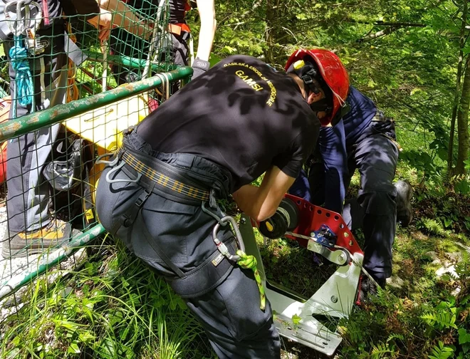 Bovškim policistom in policistom gorske policijske enote so se tudi tokrat pridružili gorski reševalci in gasilci iz Bovca ter predstavniki tamkajšnje civilne zaščite. FOTO: Pu Nova Gorica