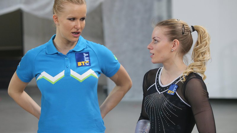 Fotografija: Adela Šajn in Teja Belak sta na domači tekmi med vsemi slovenskimi reprezentanti iztržili največ. FOTO: Igor Zaplatil