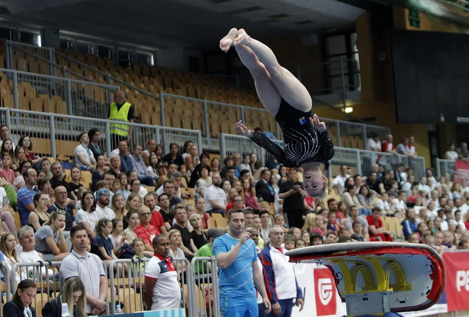 Takole je enega od svojih nastopov na preskoku izvedla Teja Belak. FOTO: Mavric Pivk/Delo