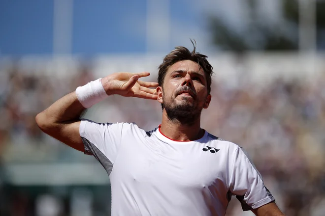 Stan Wawrinka bo v četrtfinalu OP Francije izzval Rogerja Federerja. Njun zadnji pariški dvoboj leta 2015 je dobil v treh nizih in v obupnih hlačah, se spominja Federer. FOTO: Reuters