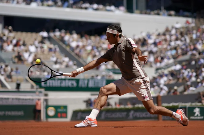 »Slabi spomini me vežejo na dvoboj s Stanom leta 2015. Premagal me je v treh nizih, in to v obupnih kratkih hlačah,« se spominja Roger Federer. FOTO: AFP