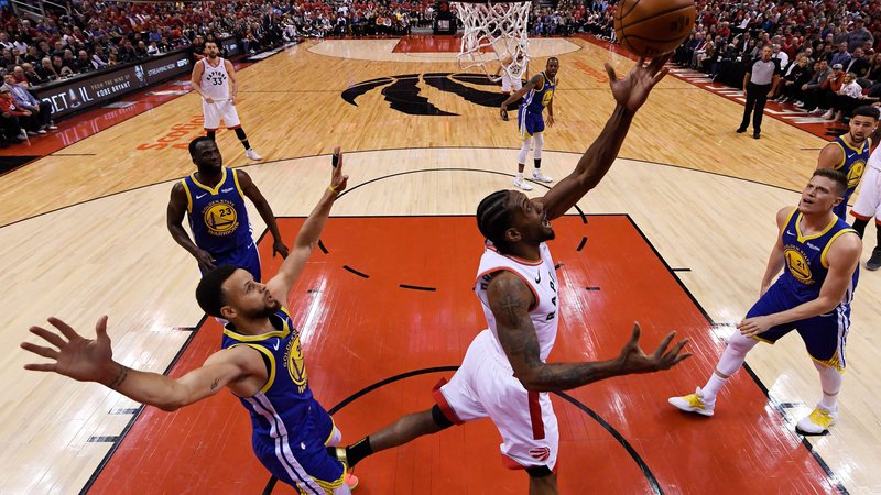 Fotografija: Najučinkovitejši košarkar Toronta Kawhi Leonard je zmagal dvoboj s zvezdnikom Golden State Stephenom Curryjem, a Toronto je izgubil. FOTO AFP