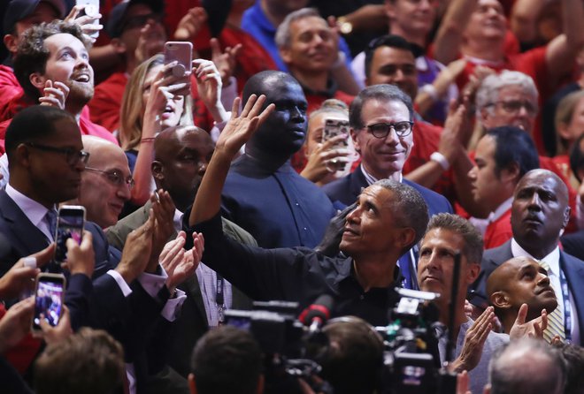 Velikega košarkarskega privrženca in bivšega predsednika ZDA Baracka Obamo so v Torontu sprejeli z navdušenjem. FOTO: AFP