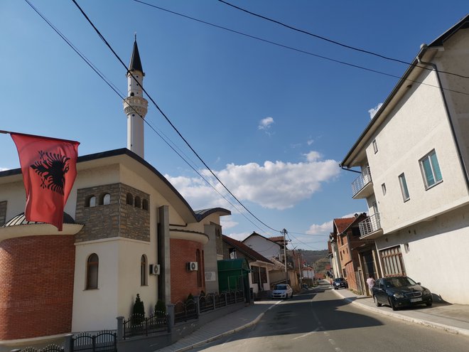Končulj, zadnja vas na jugu Srbije pred Kosovom ima novo džamijo in izobešene zastave države Albanije. Foto Milena Zupanič