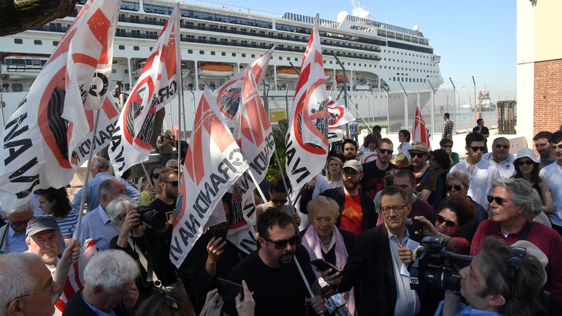Fotografija: Nesreči je hitro sledil protest skupine No grandi navi (Ne velikim ladjam). FOTO: Manuel Silvestri/Reuters